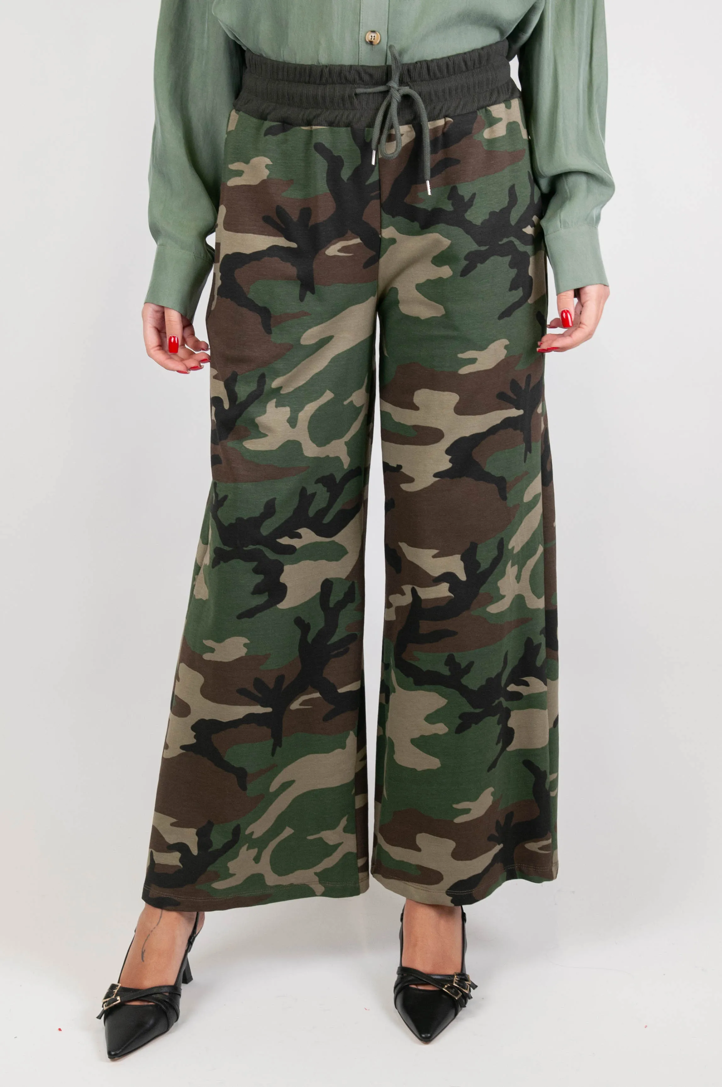 Tensione in - Pantalone palazzo camouflage con coulisse