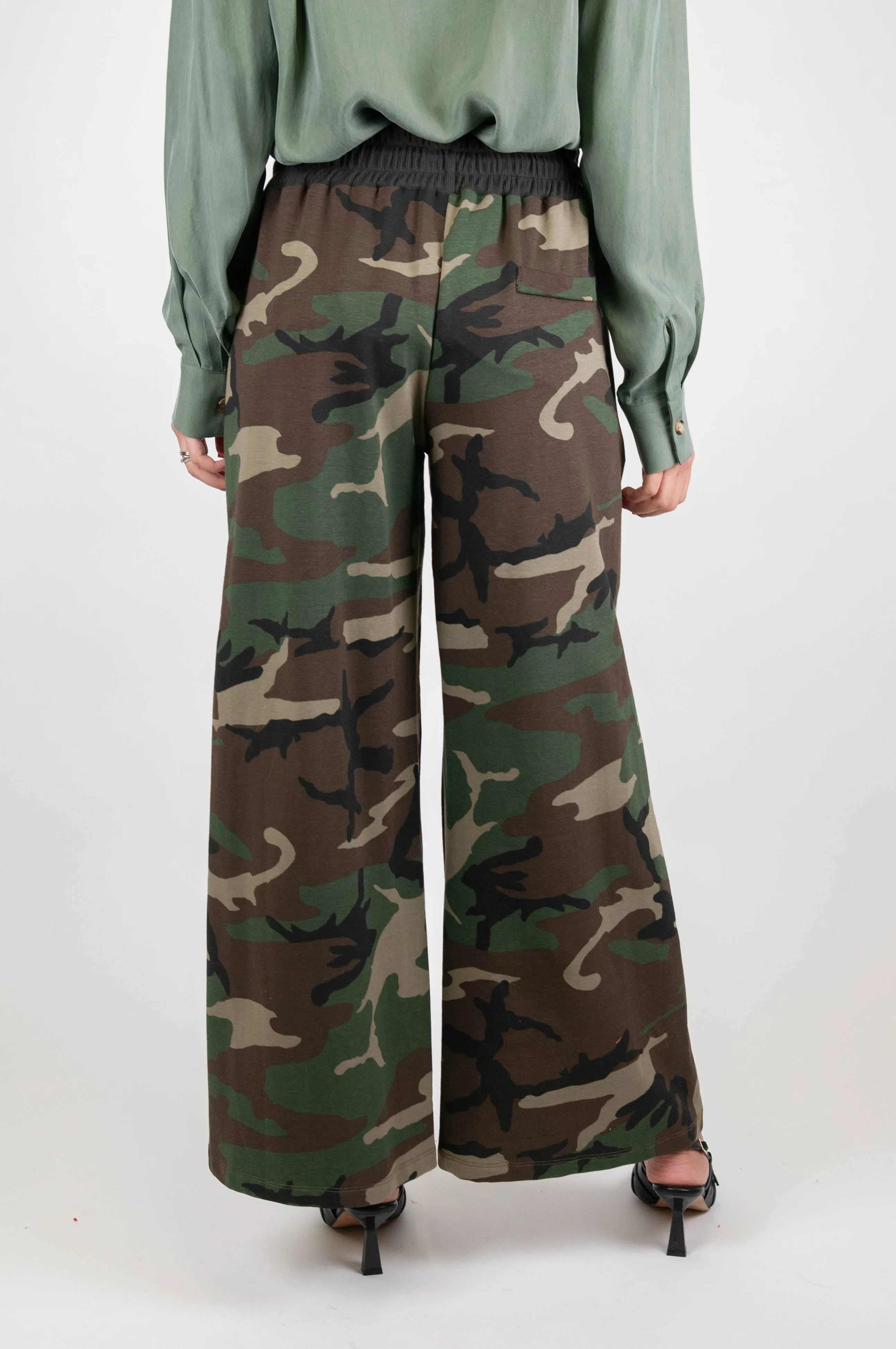 Tensione in - Pantalone palazzo camouflage con coulisse